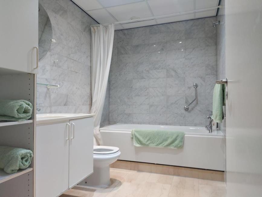 Central One Bed Apartment, Sleeps 4 With Roof Top Pool. Gibraltar Exterior photo